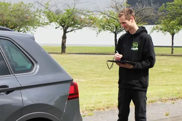 KFZ-Sachverständiger bei der Arbeit - SV-mobil
